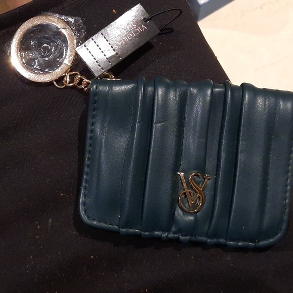 NWT AUTHENTIC GENUINE VICTORIA SECRET green card and ID HOLDER BIRTHDAY GIFT 💝 - Picture 1 of 3